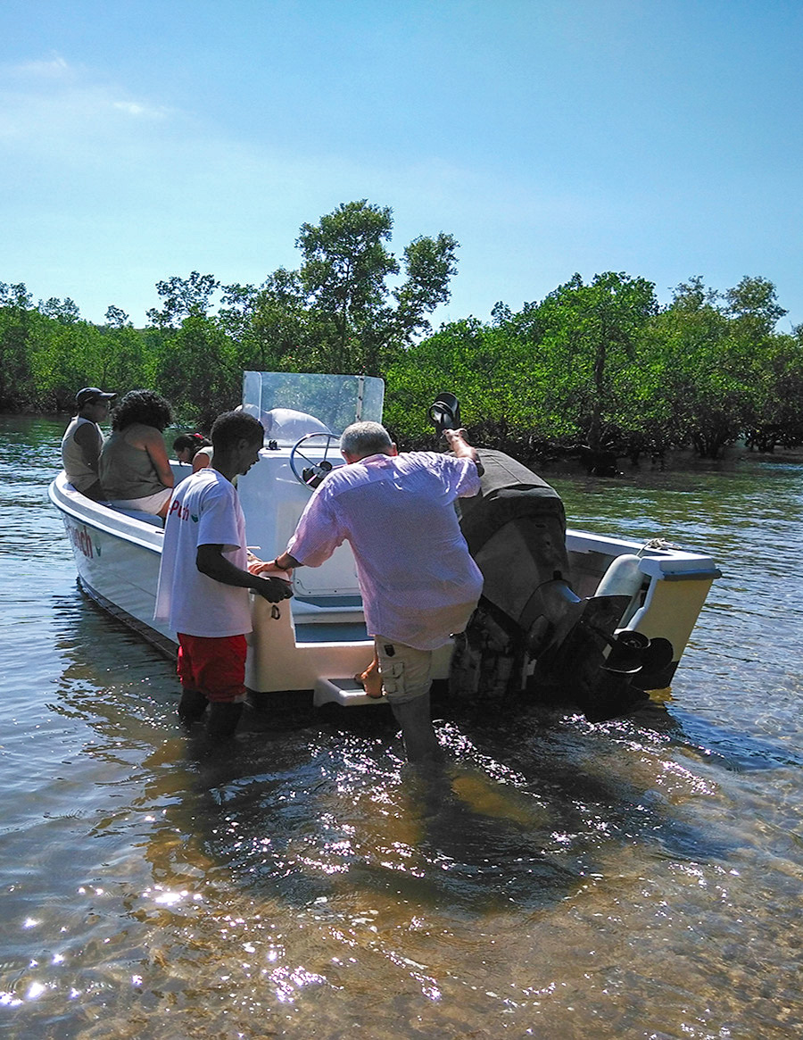Arrivée en bateau dans la mangrove